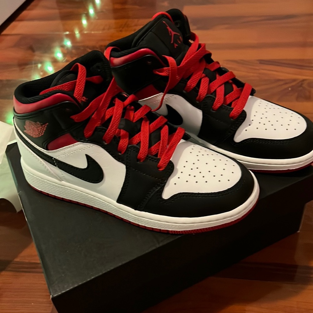 Basketball shoes
